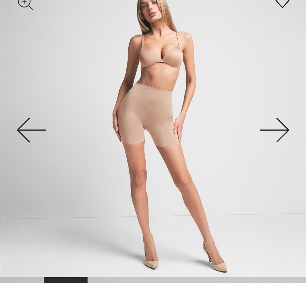 New SKIMS sheer sculpt low back short
SIZE : S